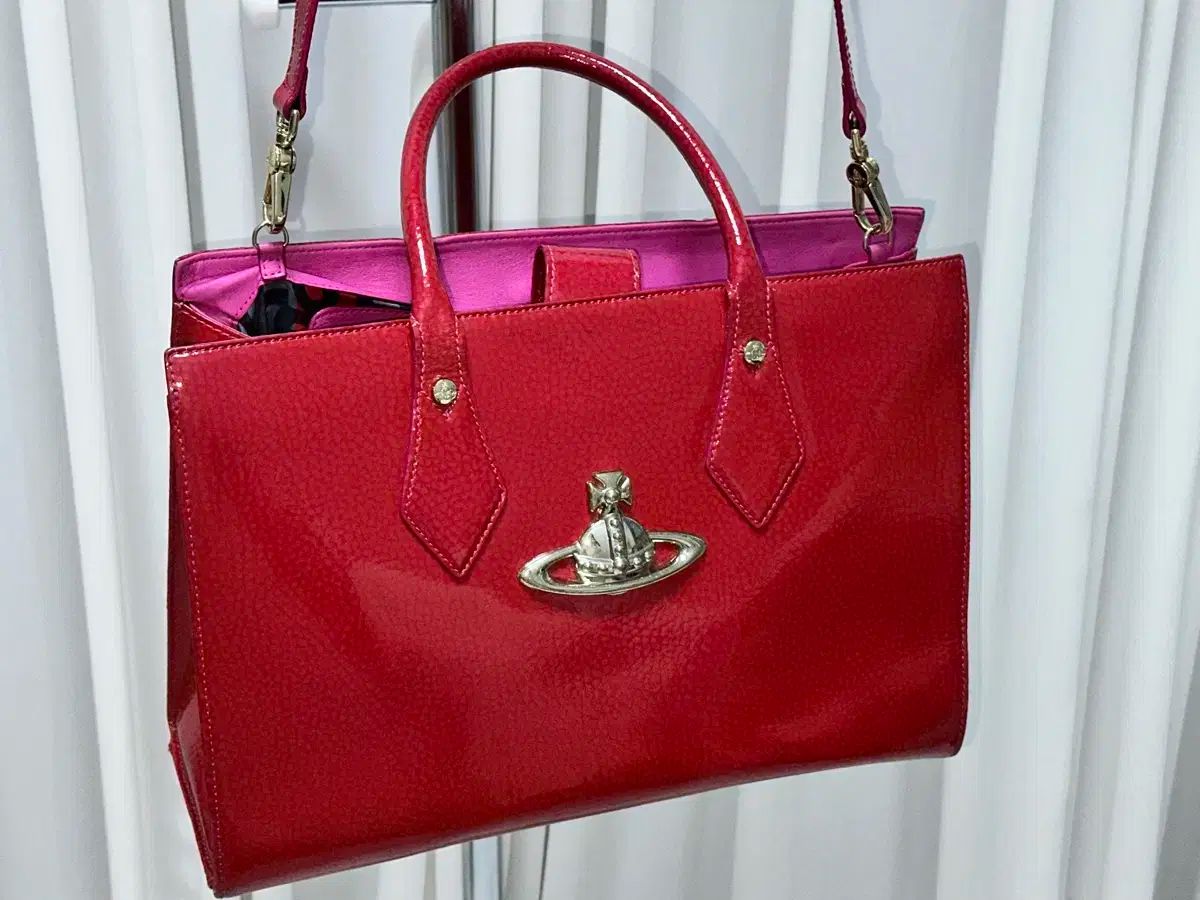 《新品》Vivienne Westwood ヴィヴィアンウエストウッド、おしゃれな牛革ベルト：レッド 新品 ヴィヴィアン ウエストウッド Vivienne Westwood 長財布 ブラック