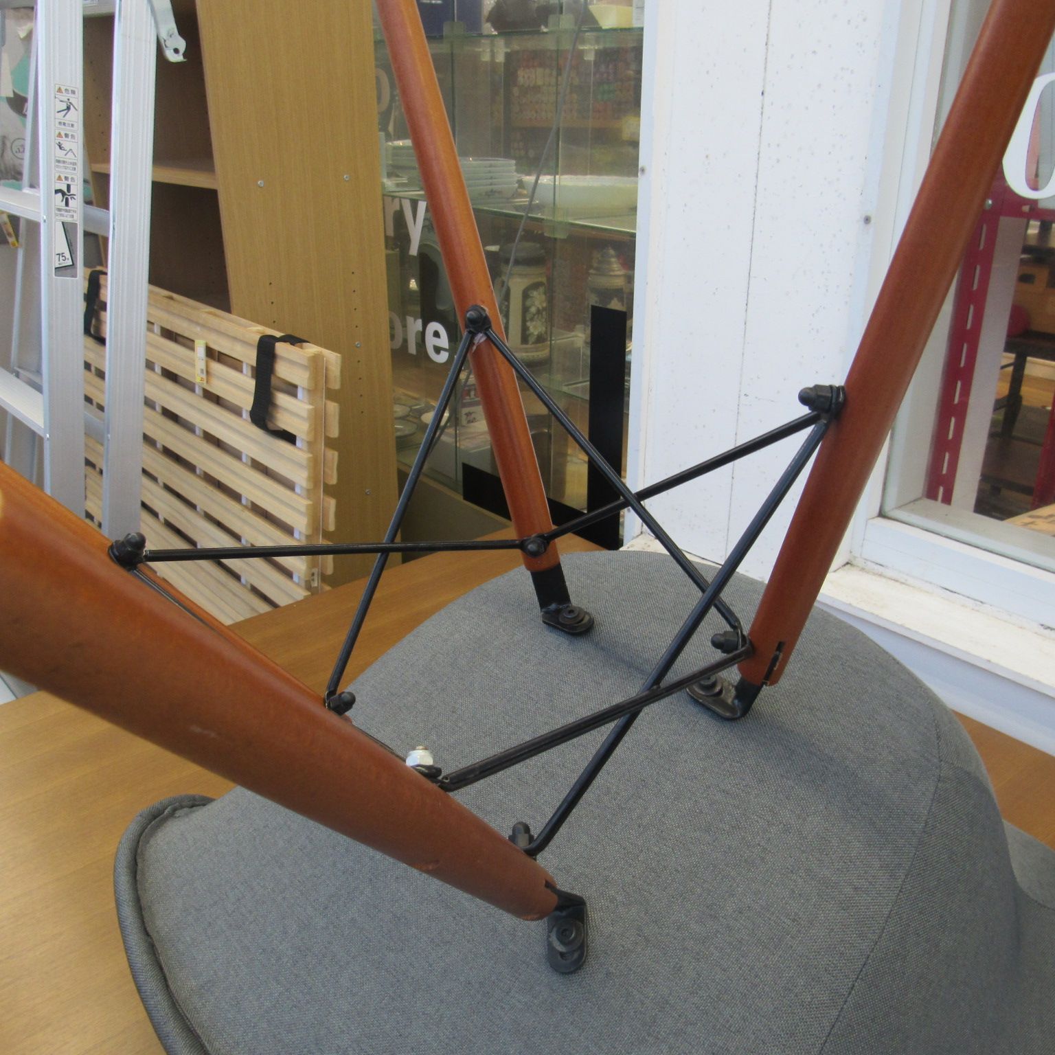 ウッド脚ファブリック張地 DAWリプロダクト LOWYA ネイビー ウッド脚ファブリック張地 DAWリプロダクト LOWYA ネイビー 椅子