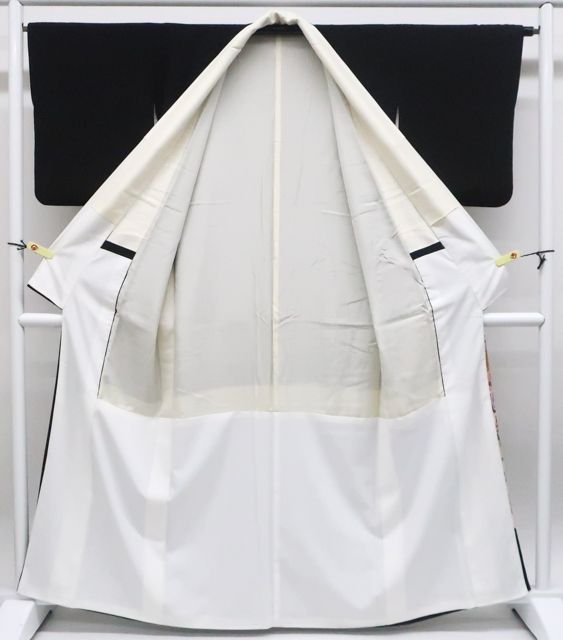 【着物】黒留袖 五つ紋 比翼仕立 流水に松・花・木々文 身丈約163.5cm 裄丈約64cm 25z06-3114 一輝堂】【着物】黒留袖 五つ紋 比翼仕立 流水に松・花・木々文 身丈約