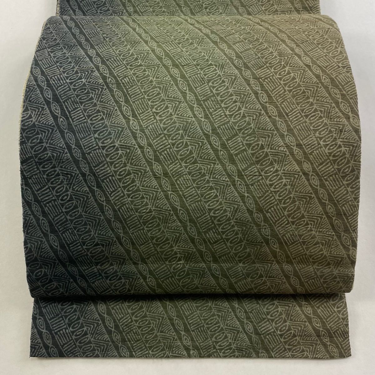 袋帯 秀品 紬地 斜縞 幾何学模様 ぼかし 茶緑色 全通 正絹