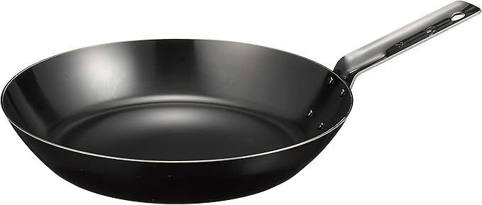 遠藤商事 TKG 鉄フライパン 28cm 内径×深さ(mm)280×50柄長(mm)135底径(mm)195板厚(mm)2.3 質量(kg)1.45 IH対応 ハンドルが短く使いやすい 厚板黒皮仕様で均一な熱伝導と高い熱保持能力を発揮 体に