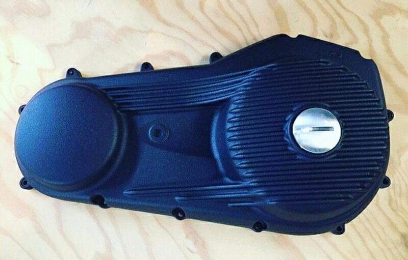 M8 RIBBED プライマリーカバー 2018年以降ソフテイルでミッドコントロール ブラック