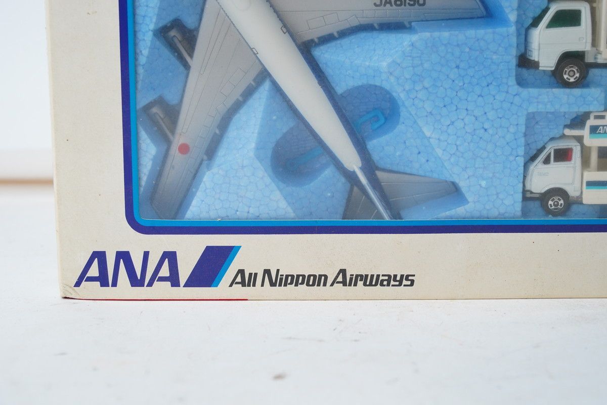 トミカ　ジャンボエアポートセット　日本航空　JAL Amazon | トミカギフトセット ジャンボエアポートセット 日本