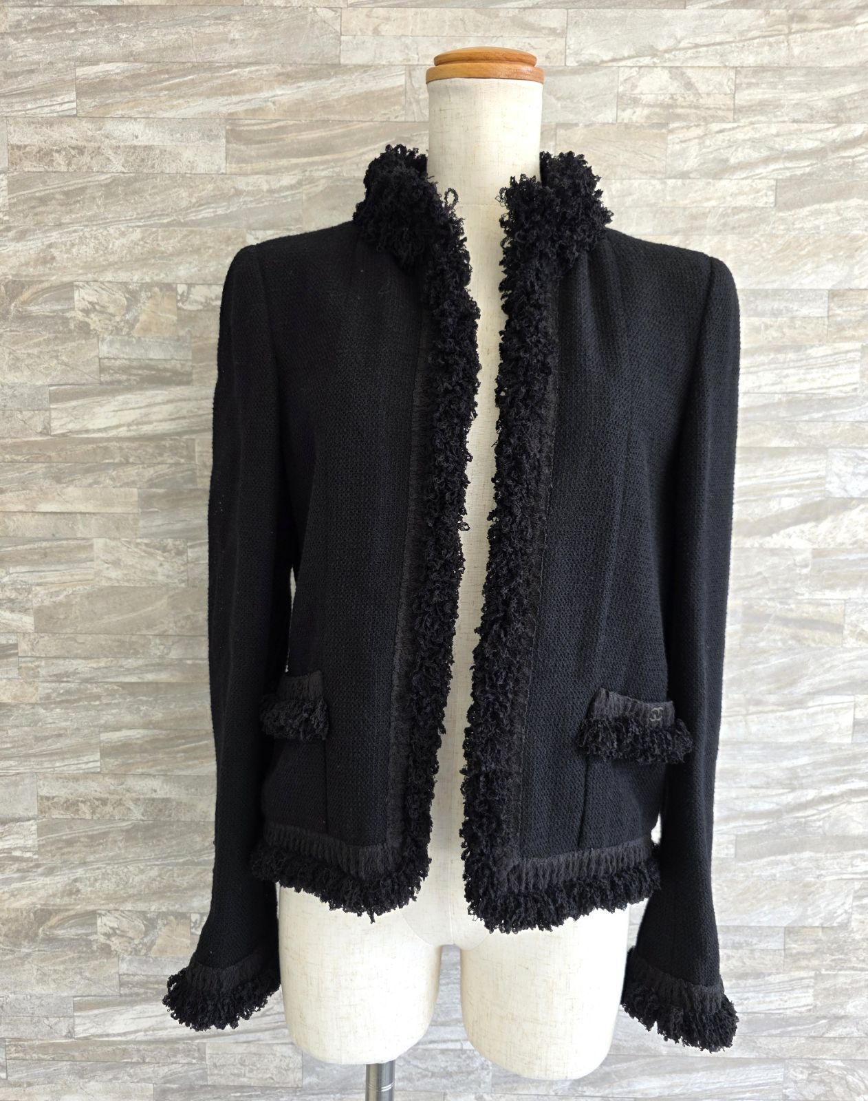 美品　CHANEL カメリア総柄ノーカラージャケット38サイズブラック 24101520_1.jpg