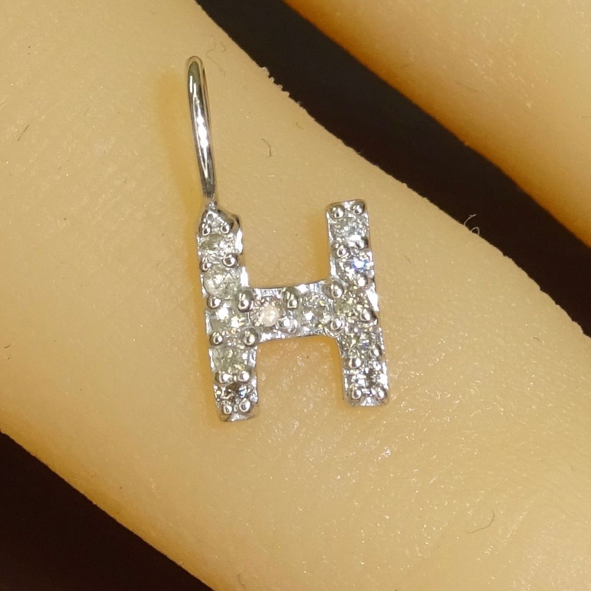 18金ホワイトゴールド K18WG 750 天然ダイヤモンド0.09ct イニシャルH