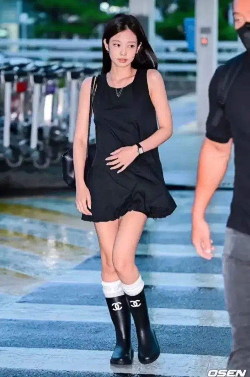 アモーメント ボリューム ミニ ドレス ブラック