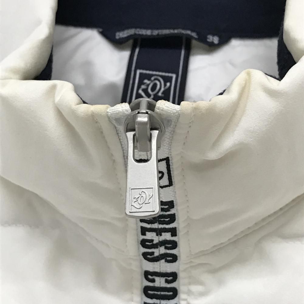 ゾーイ ダウンベスト 白×ネイビー 地模様 ジップ上英字 ダウン90％