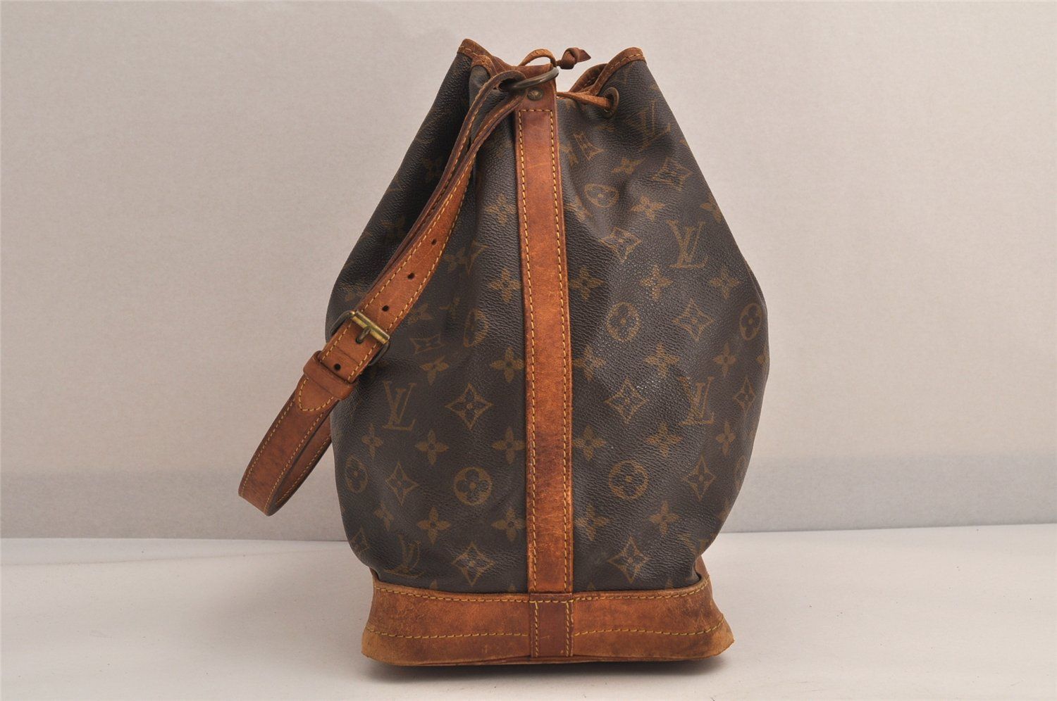 LOUIS VUITTON ルイヴィトン モノグラム ノエ ショルダー巾着型