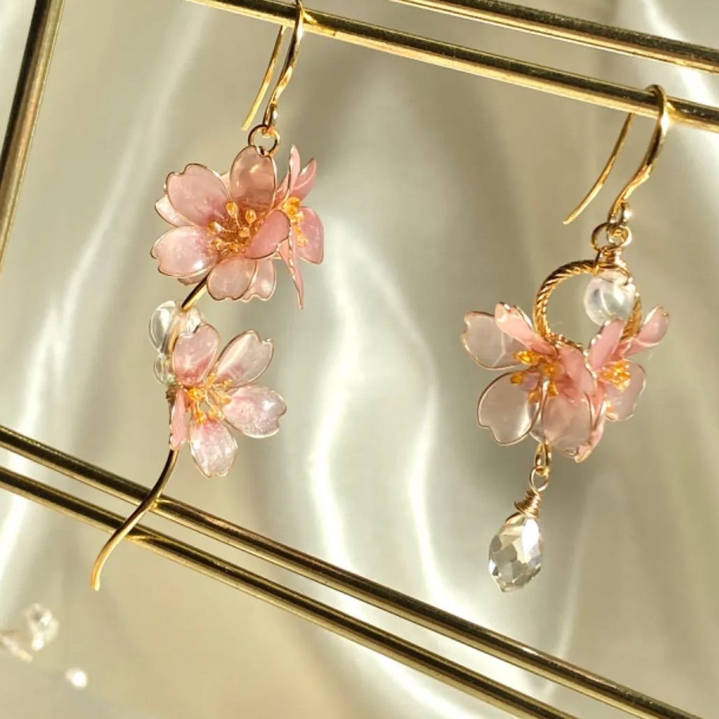 桜のアシンメトリー耳飾り　イヤリング/ピアス　ディップアート　アメリカンフラワー　ワイヤーフラワー　マニキュアフラワー