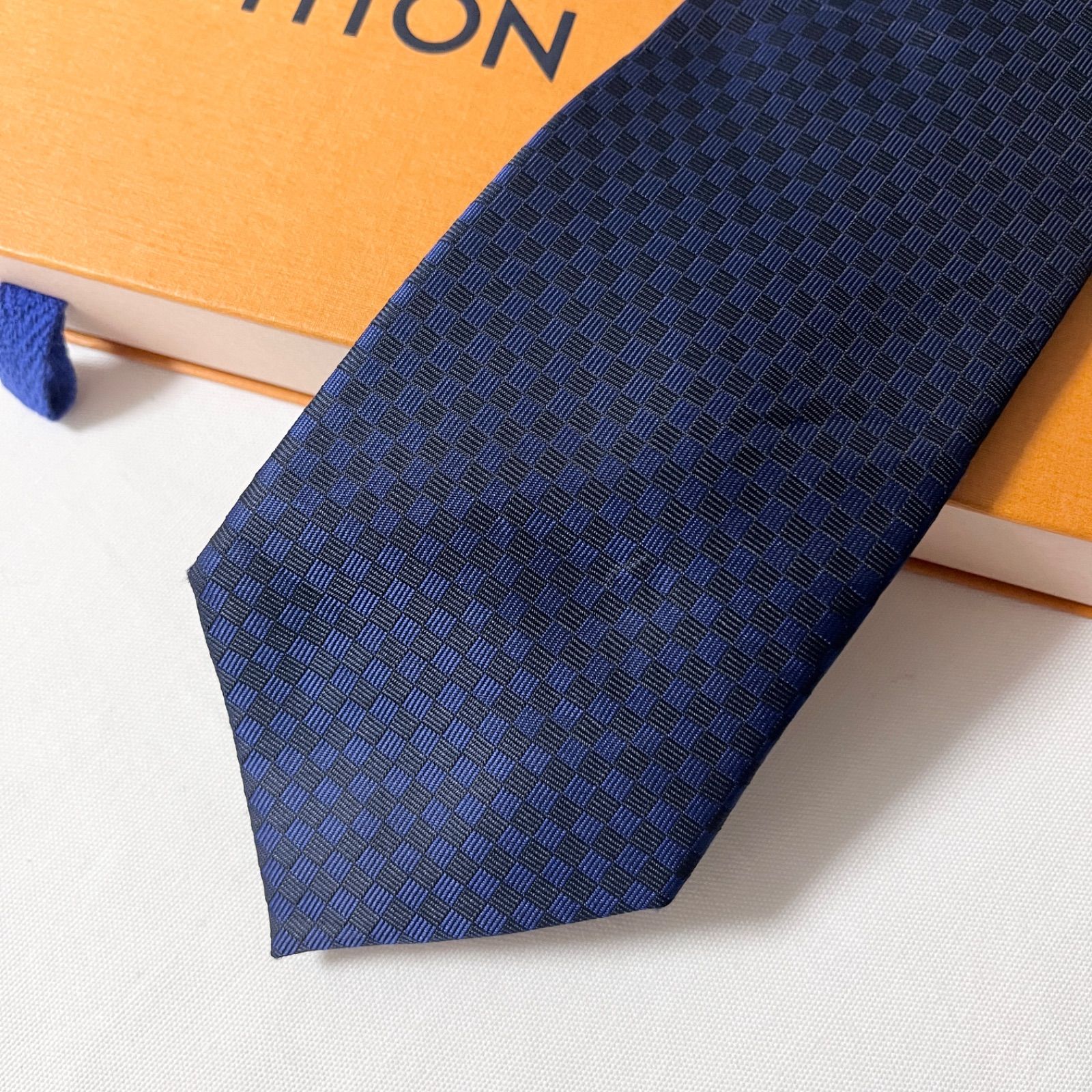 LOUIS VUITTON ネクタイ ネイビー 100%シルク 美品 LOUIS VUITTON ルイヴィトン ネクタイ シルク100% ネイビー