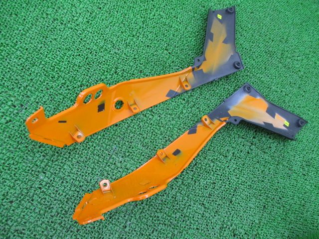 640LC4スーパーモト シートカウル 左右 橙/黒 981.08.041.000 KTM 純正 バイク 部品 コンディション良好 割れ欠け無し 【中古】 74 640LC4スーパーモト シートカウル 左右 橙/黒 981.08.041.000 KTM 純正