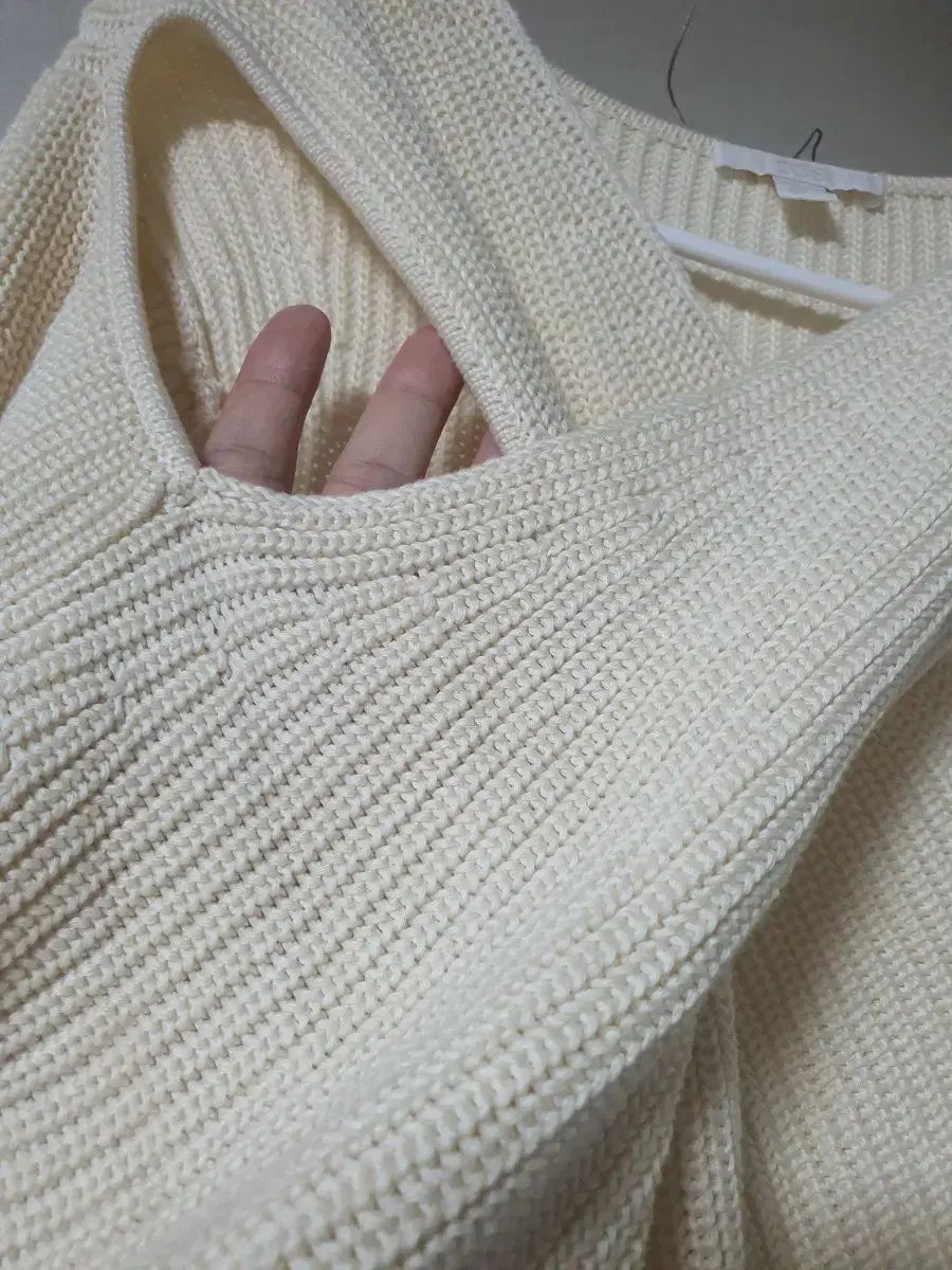 人気ブランドの新作も！ COS クロス オフショルダー ニット