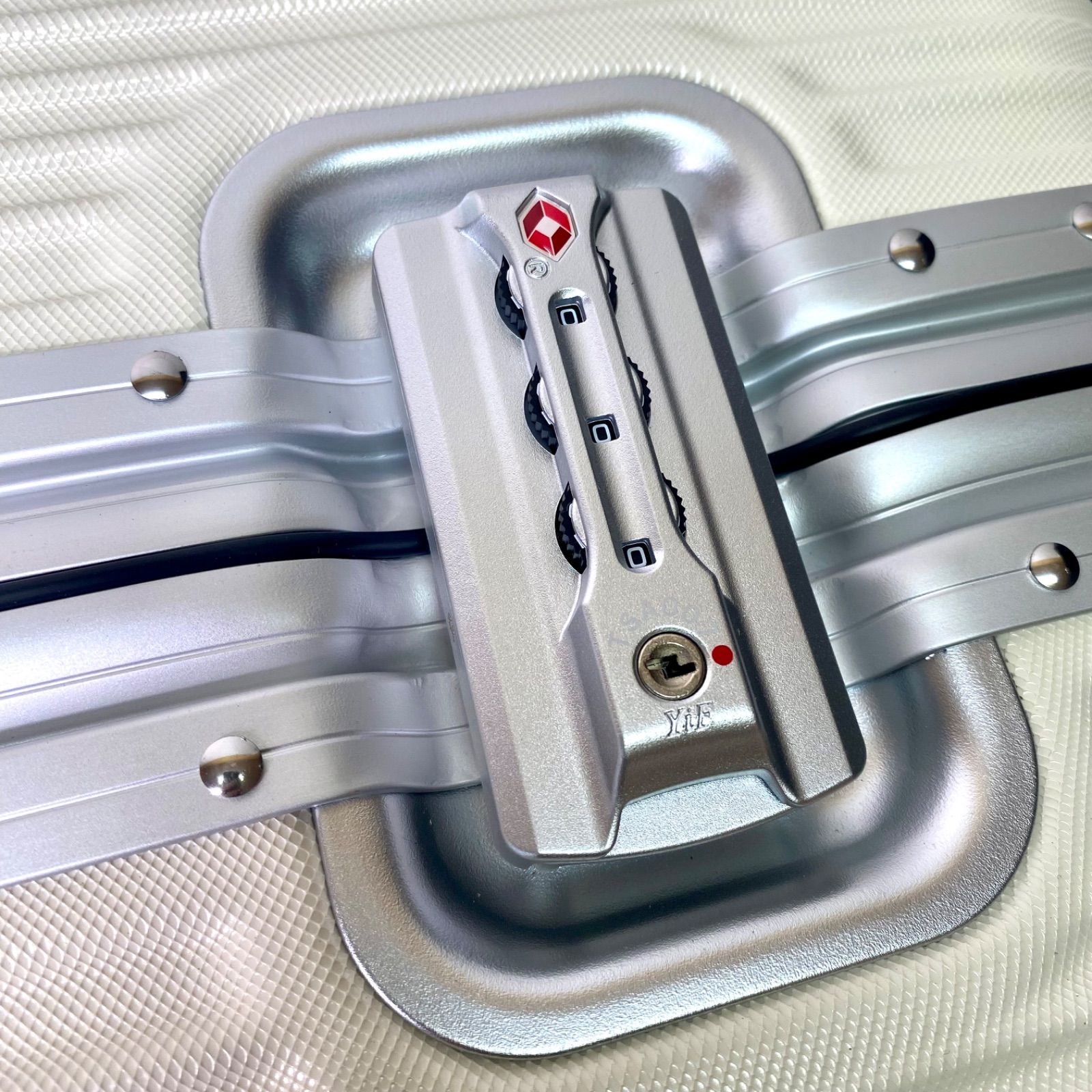  スイスミリタリー スーツケース Cタイプ 24インチ 64 L SM C 624 バニラホワイト TSAロック付き 軽量 キャリーケース 旅行 ビジネス SWISS MILITARY キャリーカート 旅行かばん 小分けバッグ