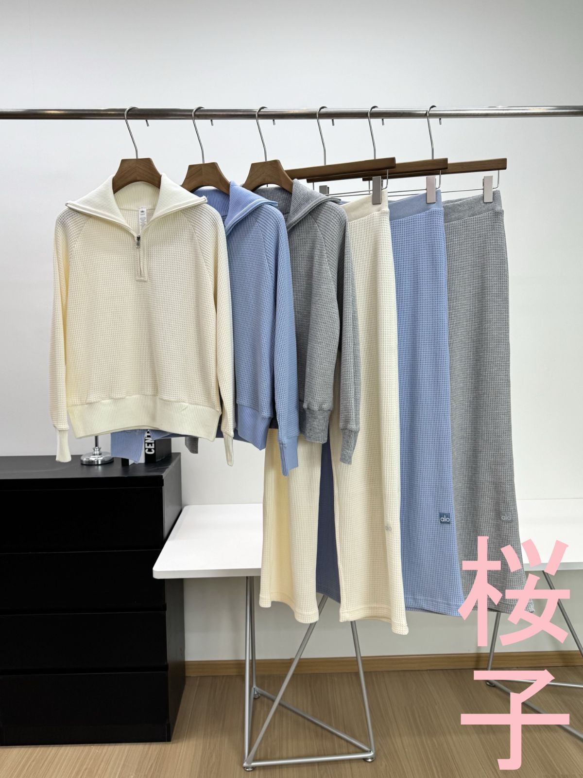 Alo Yoga 上下セット Alo yoga ジス着用 ミックスドメディアリインベンション上下