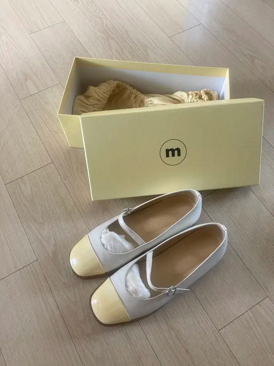 minitmute ミニミュート 弓 フラット シューズ アイボリー 230 KIN-KAAI_COM