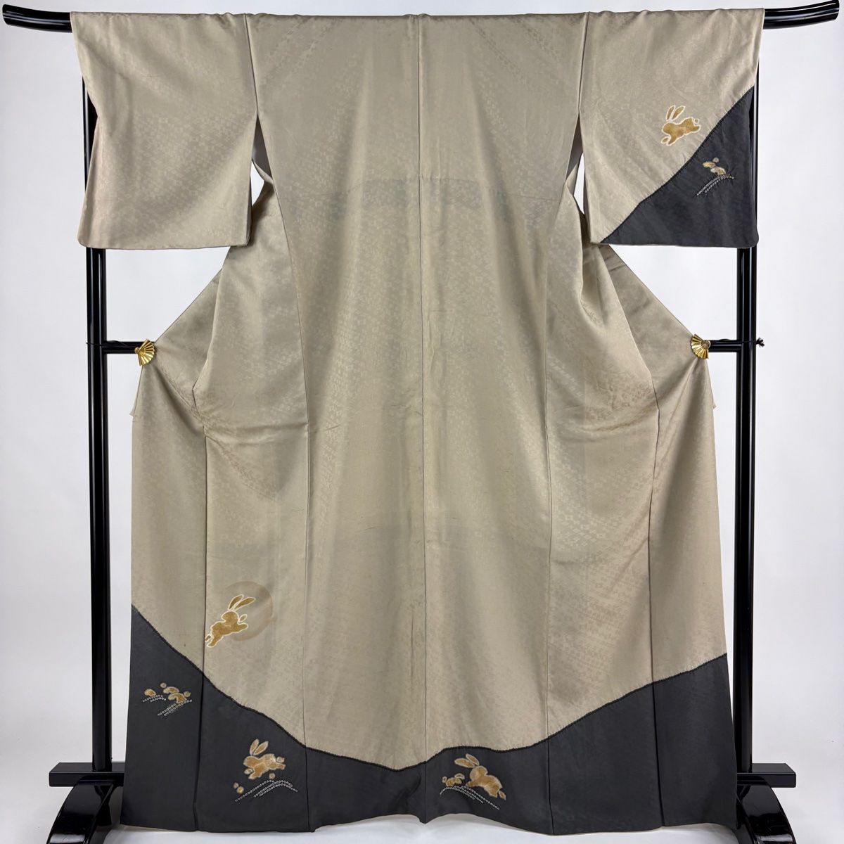 付下げ 身丈167cm 裄丈69.5cm L 袷 兎 月 絞り 金彩 薄茶色 正絹 名品  