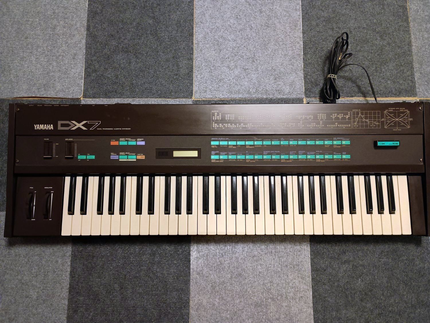 送料込み！YAMAHA DX-7 通電確認済 ヤマハ YAMAHA DX7 シンセサイザー 通電確認済み フットペダル付