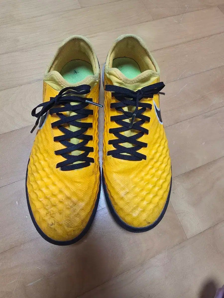 NIKE(ナイキ) マジスタ フィナーレ 2 tf 260 イエロー 黄色