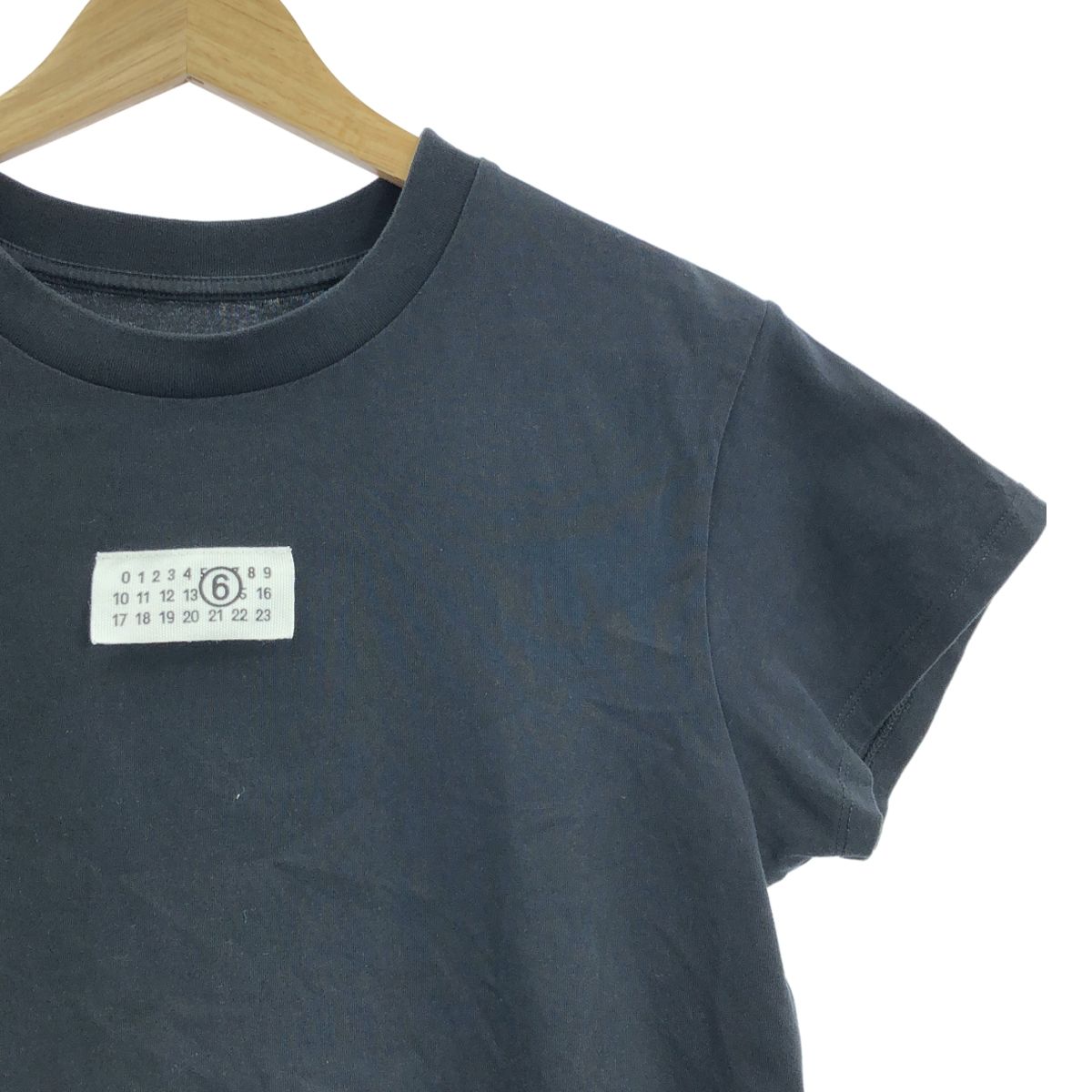 【新品】  MM6 Maison Margiela / エムエムシックスメゾンマルジェラ | 2024SS | カレンダータグ クロップド コットン Tシャツ 新品】 MM6 Maison Margiela / エムエムシックスメゾン
