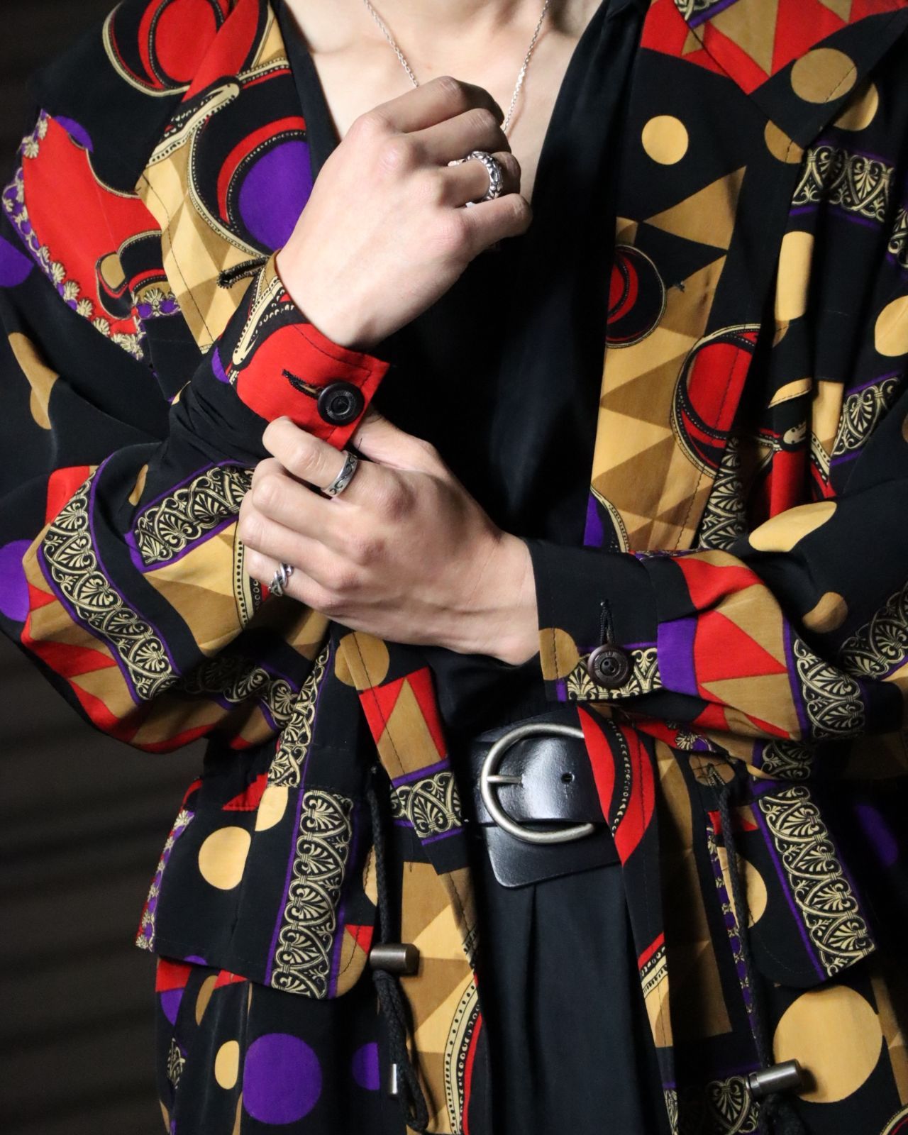 ✨美品✨イタリヤ　黒　総柄ブルゾンジャケット　派手L alleglo0921_a-5-kou-ev-big-blzn