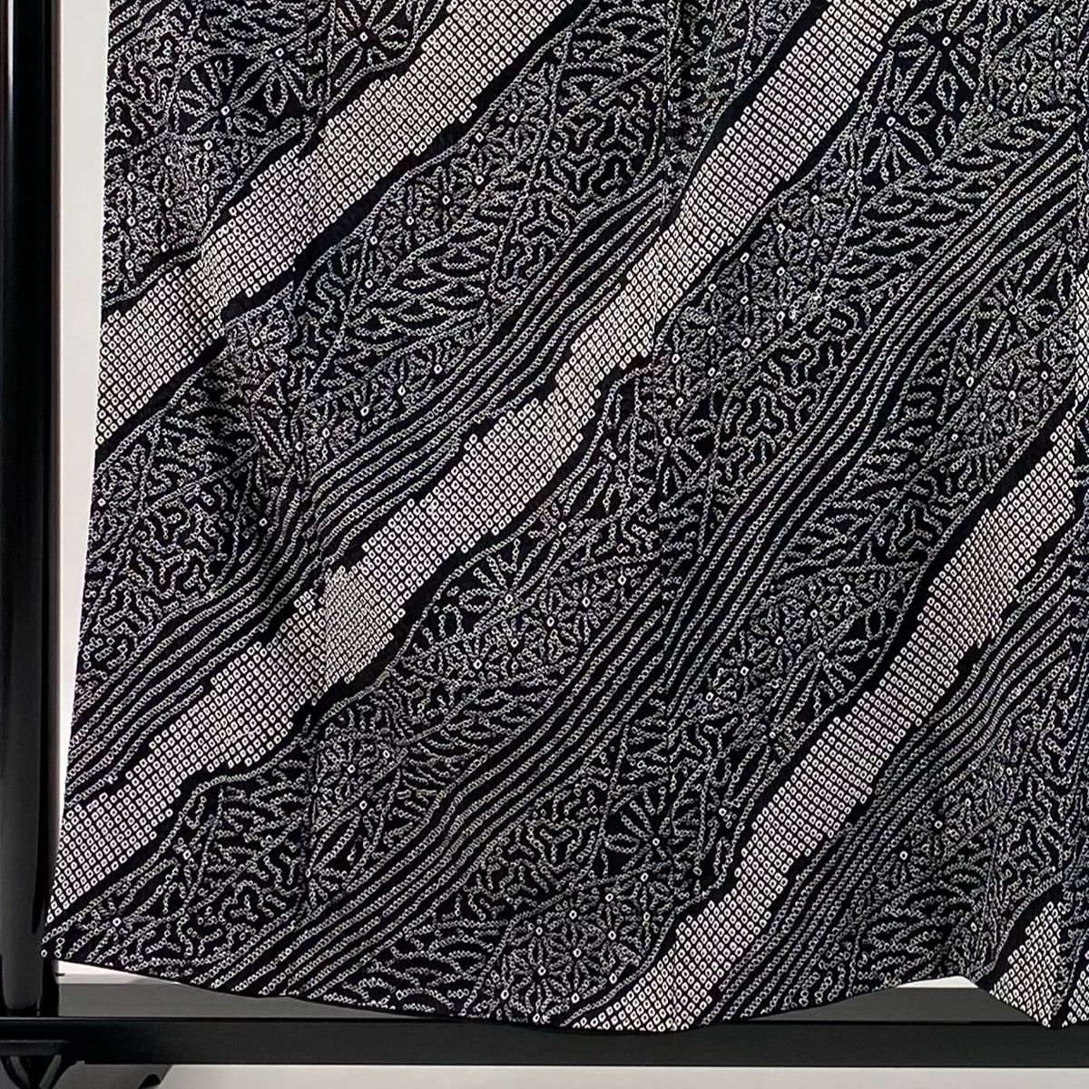 小紋 身丈156.5cm 裄丈63cm S 袷 花柄 毘沙門亀甲 絞り 黒 正絹