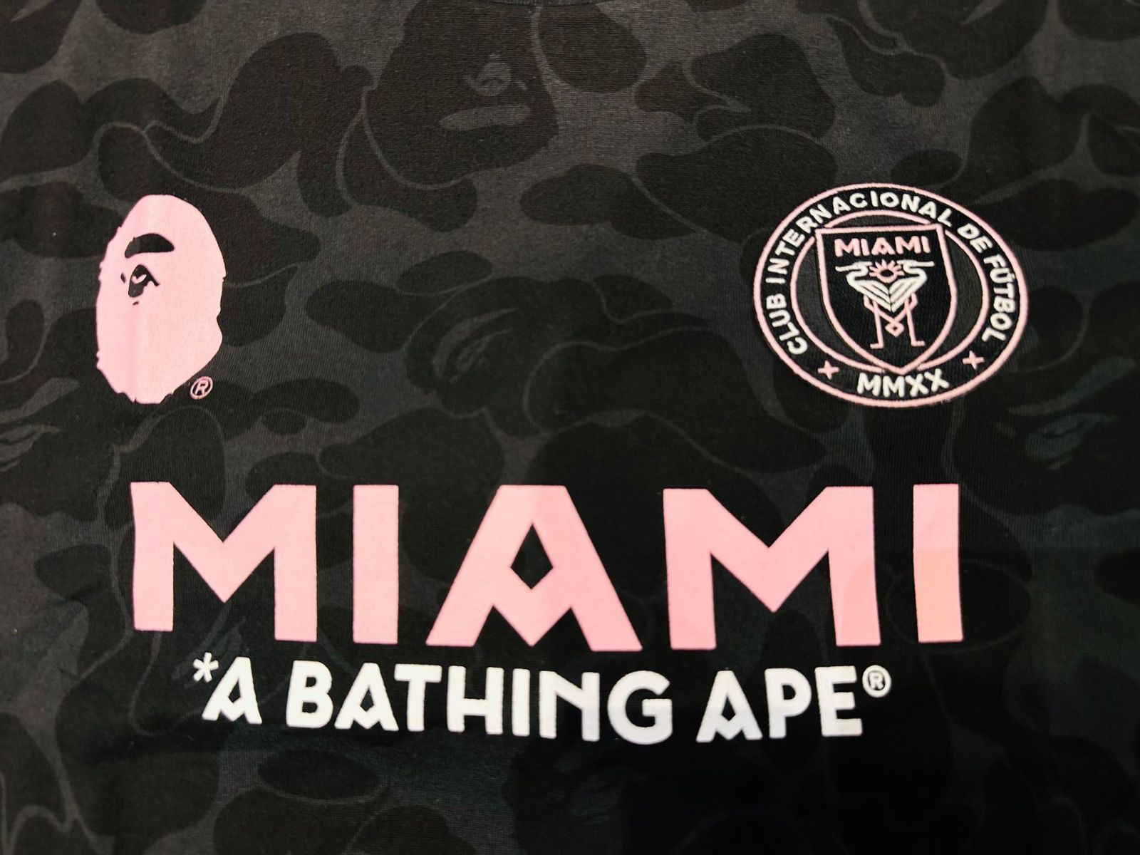 【BAPE× MIAMI】新品  アベイシングエイプ Ｔシャツ MIAMI & A BATHING APE TEE メンズ 男女兼用  春夏 おしゃれ 半袖 黒 ブラック ZXC182