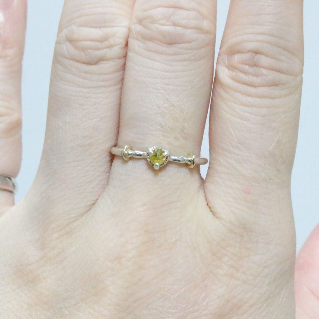 ローズカットイエローダイヤモンドの3つ爪ミル打ちK10小ワッカシルバーリング10 ローズカットのイエローダイヤモンドの3つ爪ミル打ちK10小ワッカ