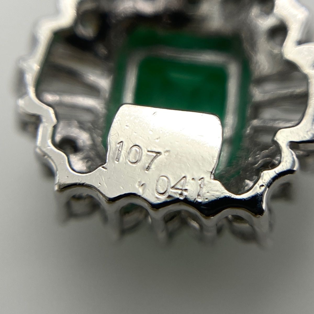 プラチナpt900 ペンダント　エメラルド　ダイヤ　1.44 g ネックレス エメラルド0.1ct/ダイヤモンド total0.06ct 取り巻き