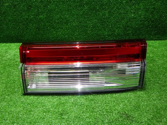 デリカD5 右テール 内側 バックドア CV 後期 1143-232 ミツビシ 250912054