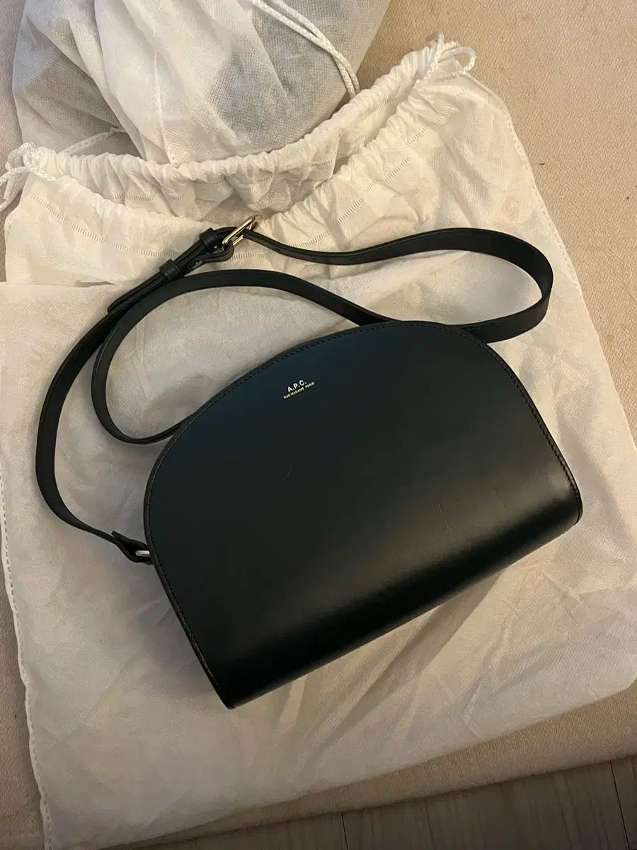 A P C A.P.C アー ペー セー 半月 クロスバッグ