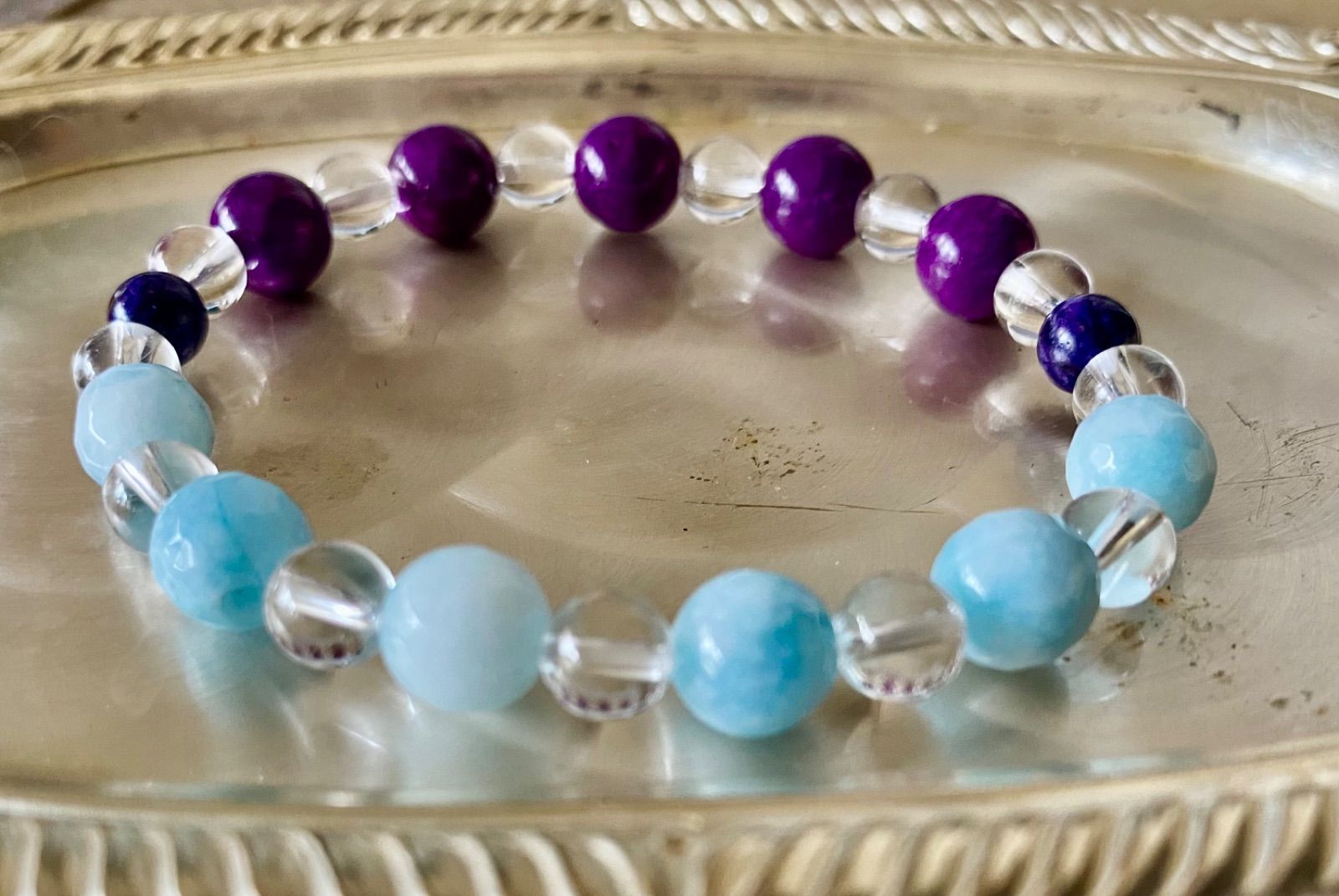 世界三大ヒーリングストーン、ラリマー8mm、スギライト8mm、チャロアイト6mmとAAランクのクリスタル水晶6mmを合わせて、魅力いっぱいのブレスレットにしました！タイプ2