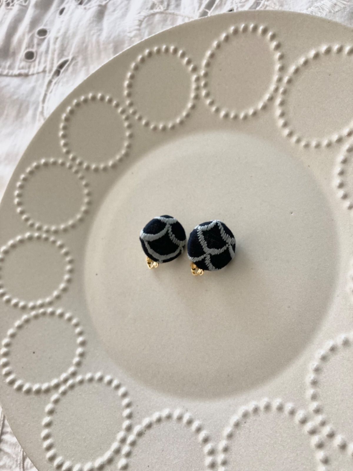 ミナペルホネン tambourine くるみボタン ピアス/イヤリング