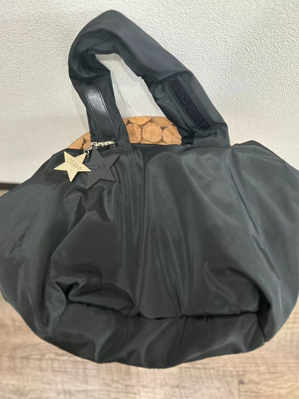 SeeByChloé ブラックハンドバッグ 星型チャーム付き See by Chloé ナイロンバッグ 星型チャーム付き SEE BY CHLOE
