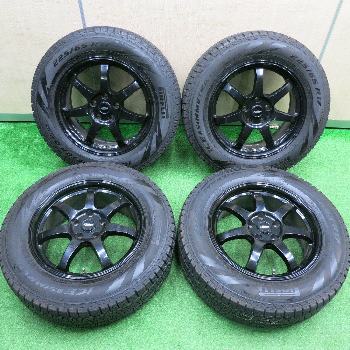 ⭐︎バリ溝☆21年製☆美品☆225/65/17⭐︎ピレリ☆スタッドレス バリ溝