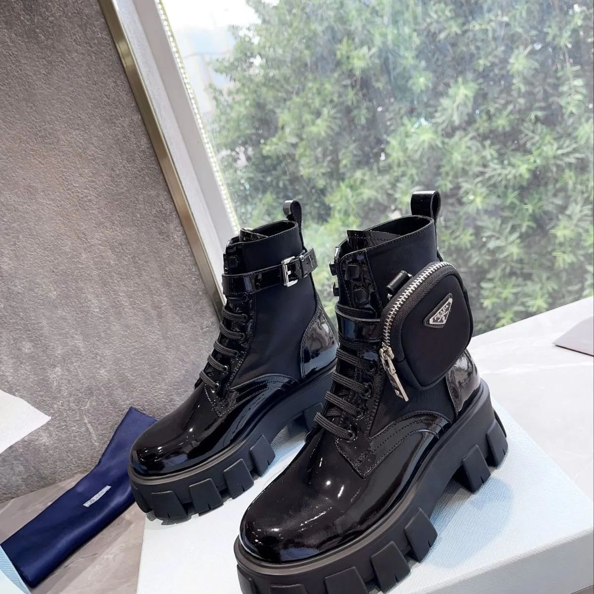 ✨最新モデル✨✨極美品✨ PRADA プラダ Monolithシリーズの厚底の 