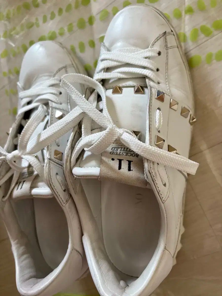 Valentino ヴァレンティノ スタッズ スニーカー 白 38 24.5 楽天市場】【10/5限定・最大2万円OFFクーポン配布中】VALENTINO