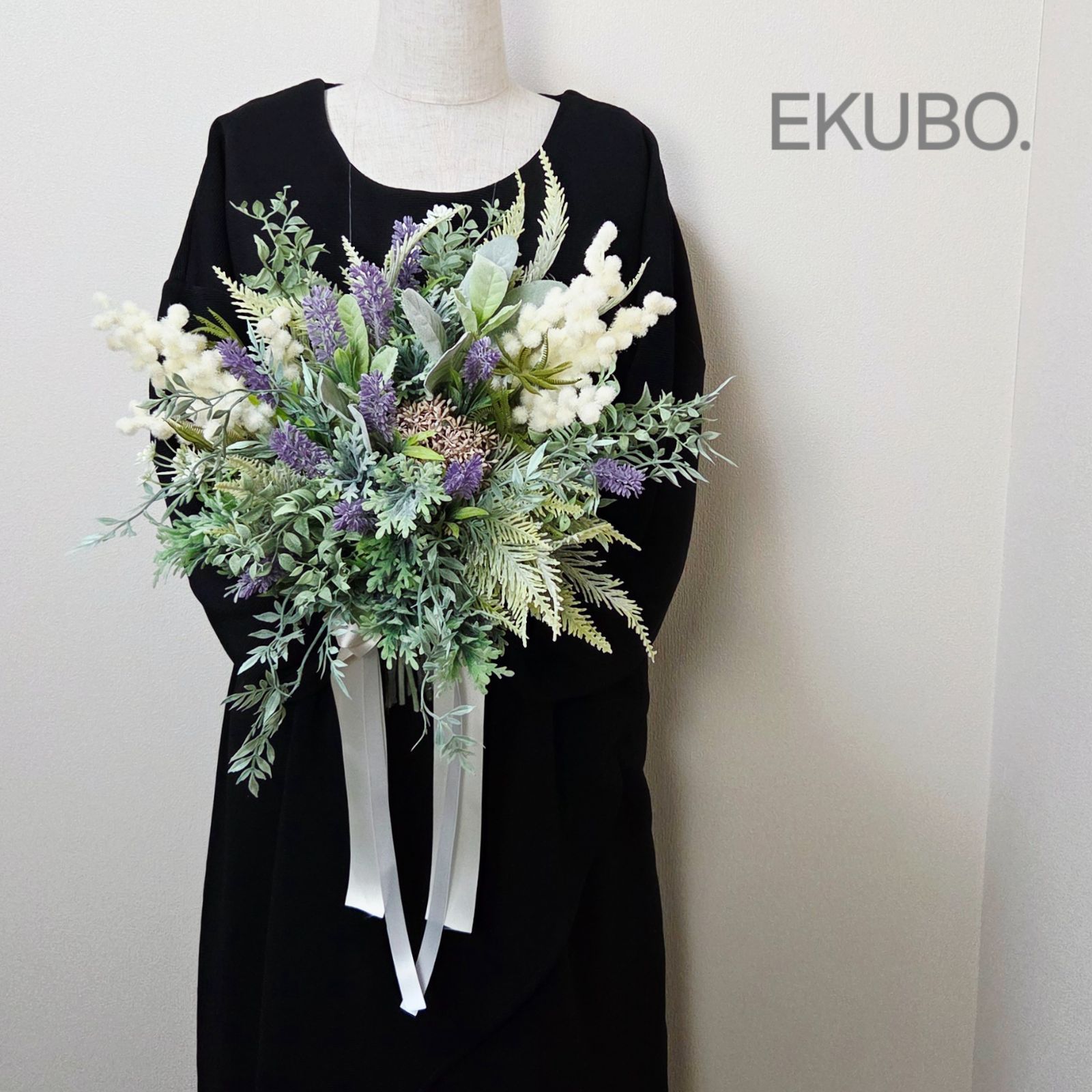 ラベンダーとグリーンのクラッチブーケ ウェディングブーケ-ブートニア n825