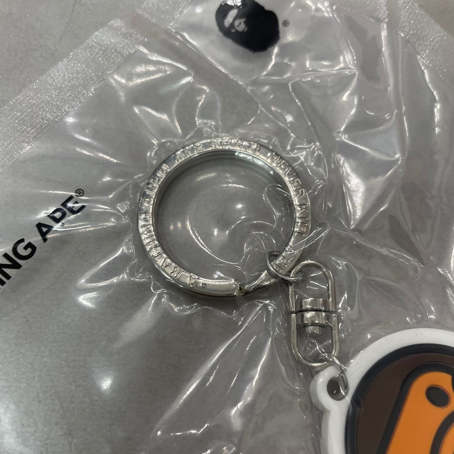 【EMOTIONALLY UNAVAILABLE × BAPE】コラボ キーホルダー APE HEAD REFLECTIVE KEYCHAIN | bape.com