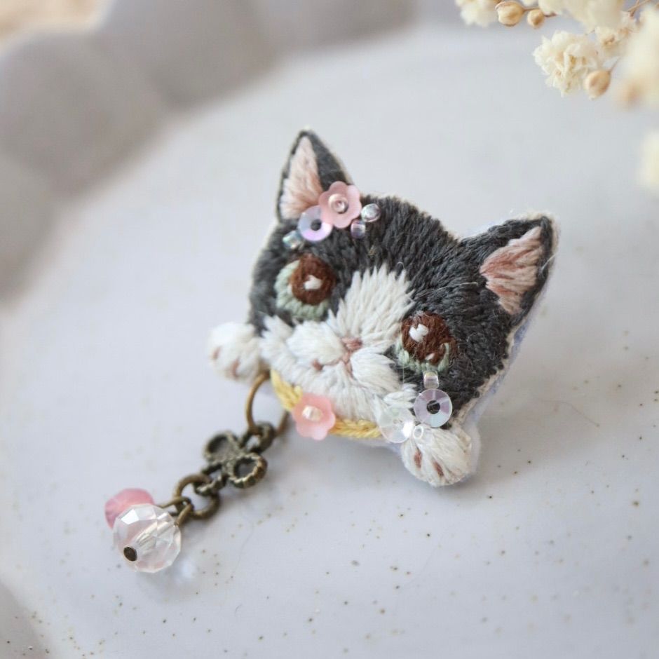 三毛猫 花 ビーズ 刺繍ブローチ 旨 ハンドメイド