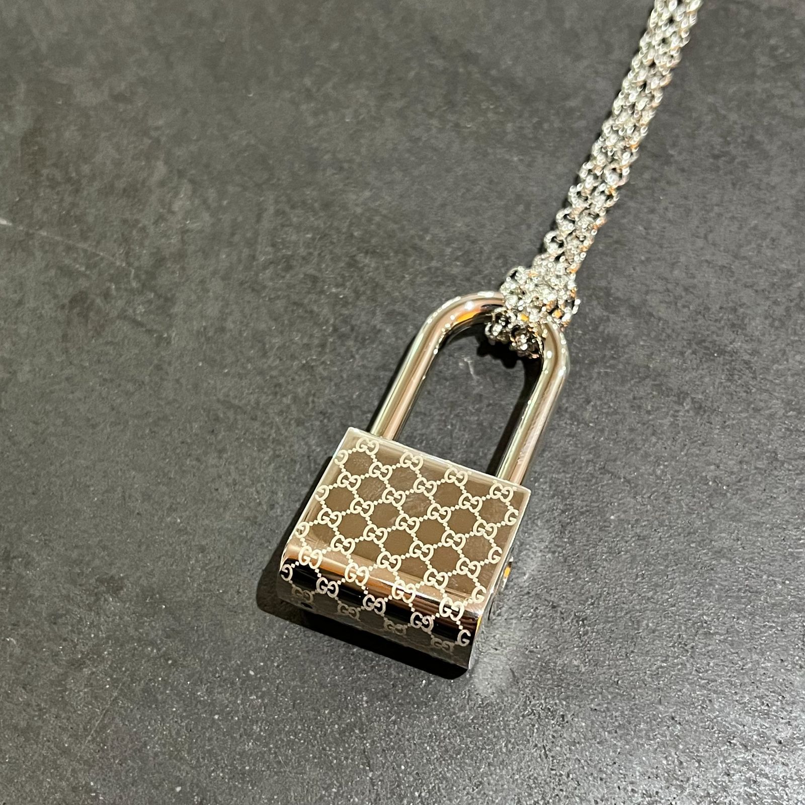 新品　GUCCI シマレザー 2way チャーム　ネックレス 新品 GUCCI シマレザー 2way チャーム ネックレス