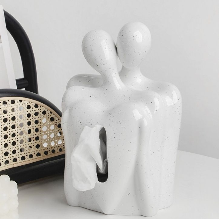 恋人がバックハグしている愛のあるティッシュボックス