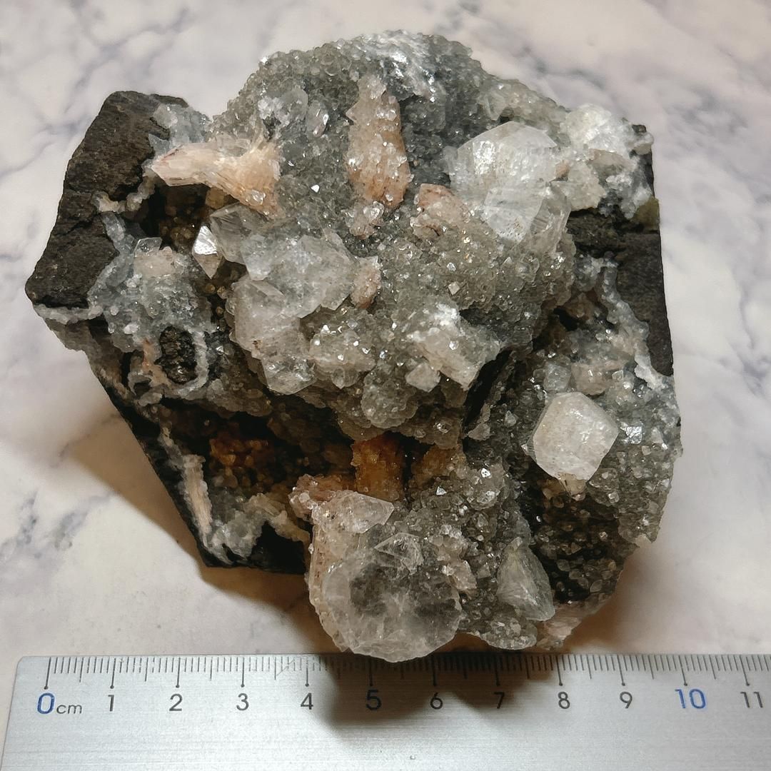 E16318 スティルバイト 玄武岩上のカルセドニー 魚眼石 インド アポフィライト Apophyllite Stibnite