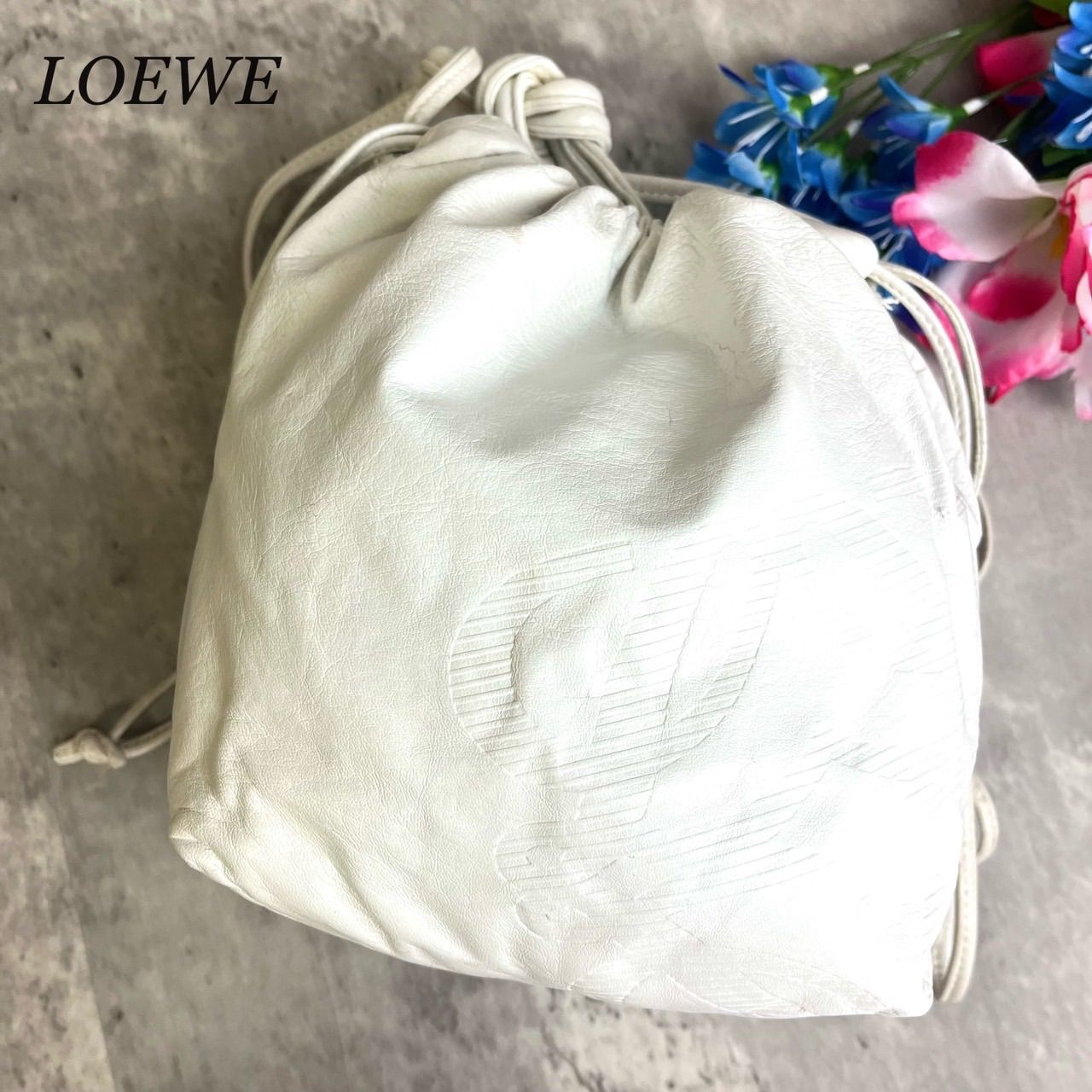 ✨良品✨ LOEWE ロエベ ショルダーバッグ トートバッグ 巾着 アナグラム デカロゴ ロゴ型押し ゴールド金具 ロゴプレート ロゴ型押し  ナッパレザー レディース ホワイト 白色 - メルカリ