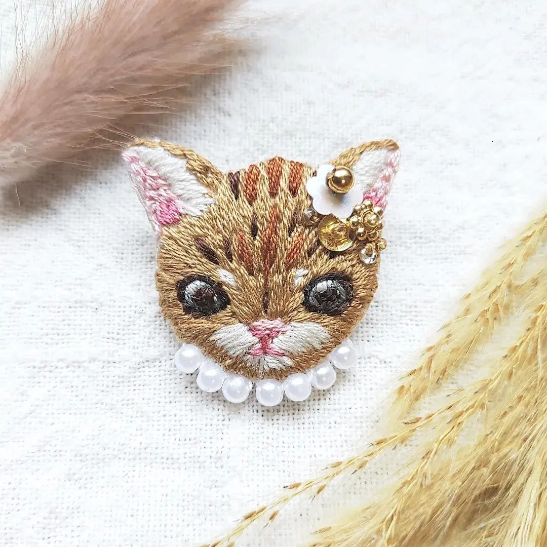 おめかしオシャレネコ◌ 刺繍ブローチ ねこ ネコ ビーズ パール - メルカリ