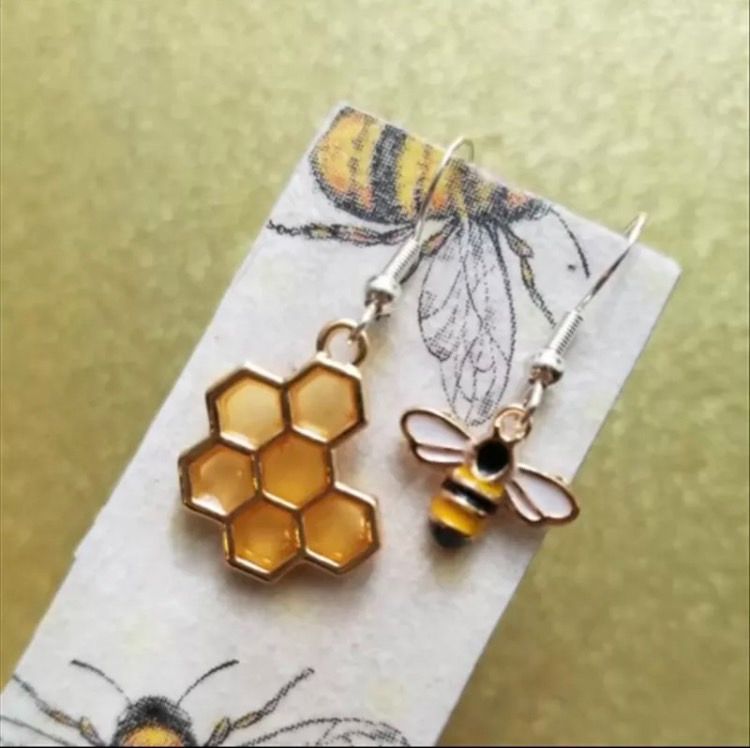 蜂 蜂の巣 ピアス レディース アシンメトリー かわいい おしゃれ ハチ 