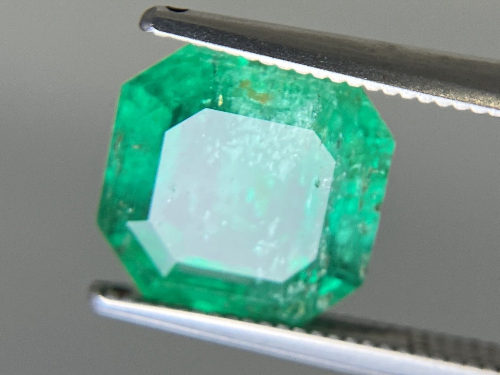 天然エメラルド　9.37ctルース エメラルド 天然 3.217ct 中央宝石ソーティング付き 9.59㎜×9.38