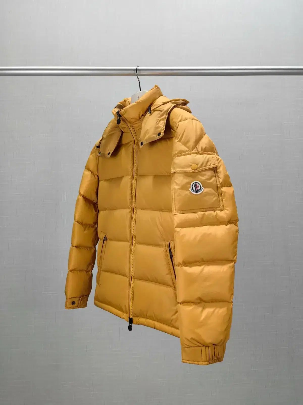 MONCLER モンクレールダブルブレスト フード付き 黄色コート MONCLER モンクレールダブルブレスト フード付き 黄色コート