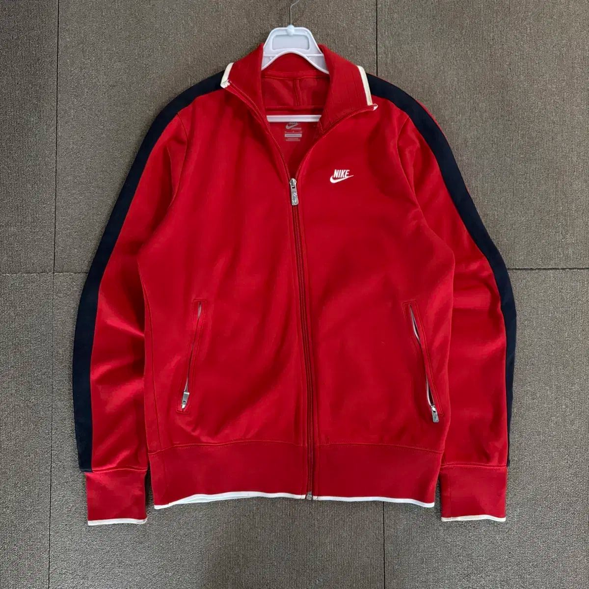 【雷市場（ポンジャン）商品韓国直送】 Nike(ナイキ） ロゴ サイドライン トラックトップス ジャージ M