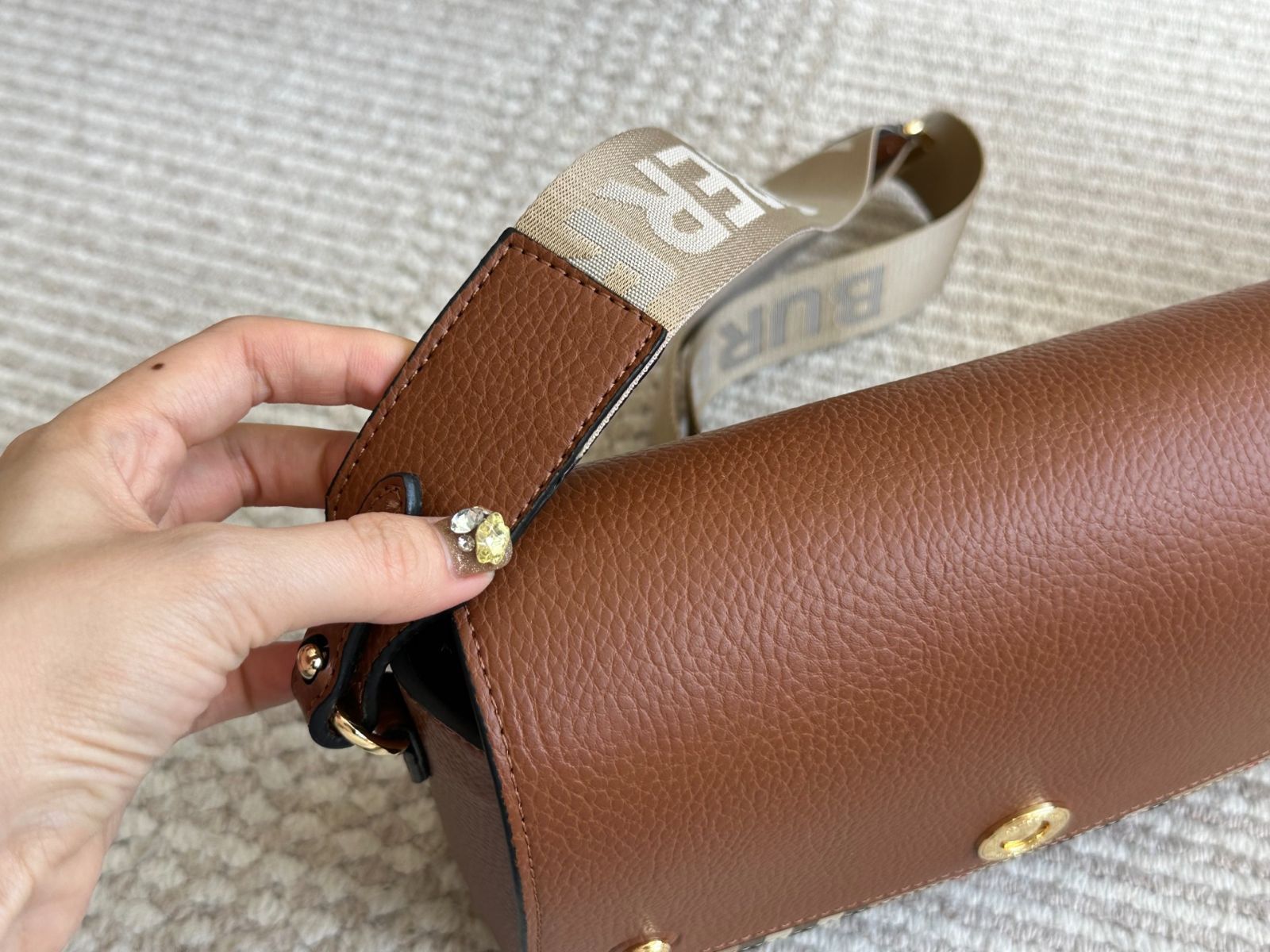 BURBERRY バ-バリ- メッセンジャ-バッグ BURBERRY(バーバリー)ブライドルメッセンジャーバッグ】をご紹介