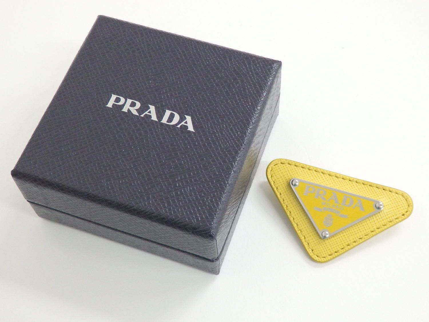 プラダ PRADA トライアングル ロゴ ブローチ ピンブローチ レザー